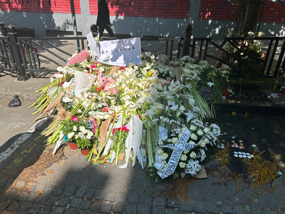 Ljudi odaju počast stradalima ispred OŠ "Vladislav Ribnikar"