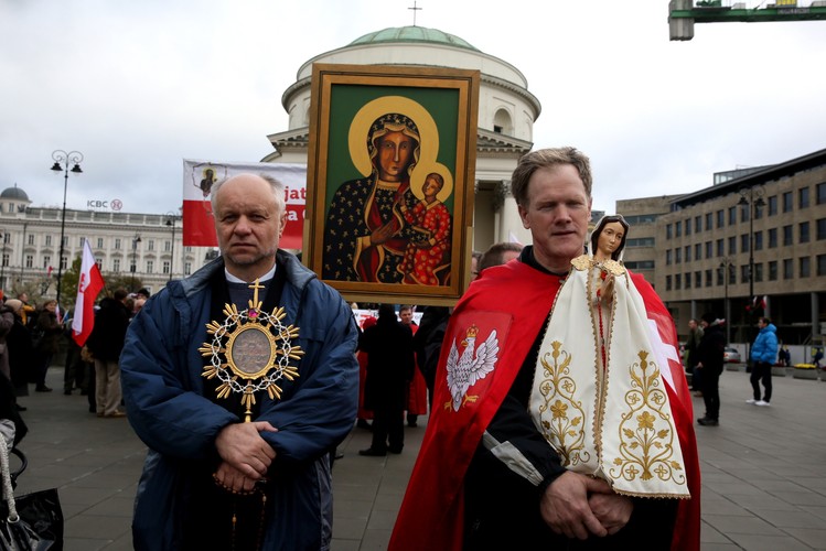 Członkowie Krucjaty Różańcowej za Ojczyznę podczas marszu w Warszawie