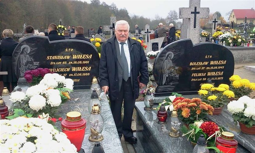 Wałęsa pokazał groby bliskich