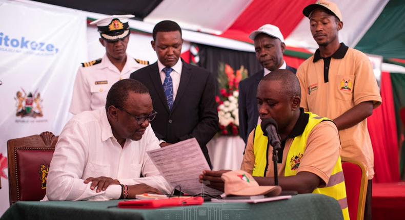 President Uhuru Kenyatta registering for Huduma Namba (Twitter)