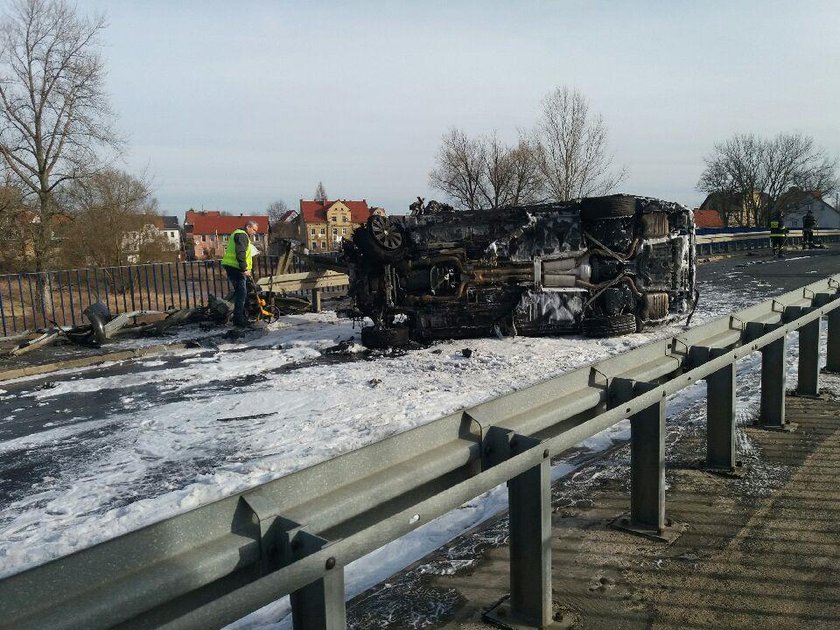 Mercedes doszczętnie spłonął. To cud, że nikt nie zginął