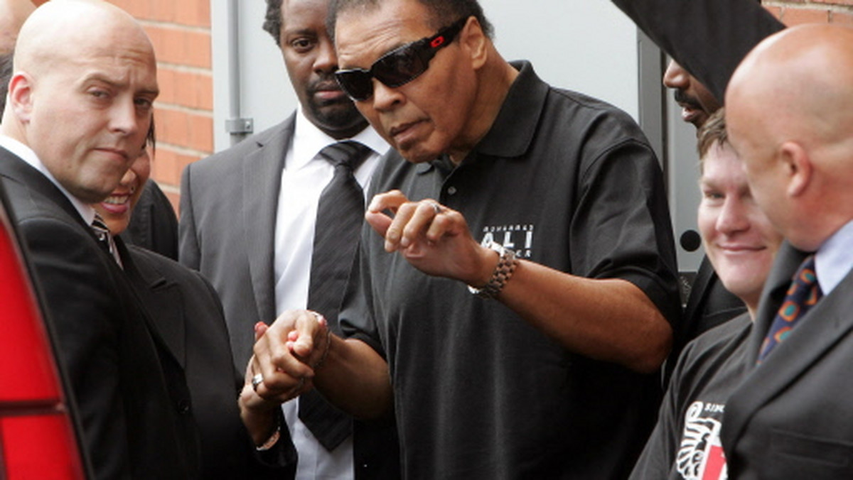 Na trzy dni przed swoimi 70. urodzinami, w najbliższą sobotę 14 stycznia, Muhammad Ali usiądzie w sali w centrum Louisville noszącej jego imię, by wspólnie z przyjaciółmi powspominać stare czasy. Wejściówek w cenie 1000 dolarów za sztukę - pieniądze będą przeznaczone na rozwój Muhammad Ali Center - nie ma już od dawna. Nikomu ze świata boksu i wielkiego sportu nie będzie przeszkadzał fakt, że z cierpiącym od 1984 roku na chorobę Parkinsona, mieszkającym na stale w ciepłej Arizonie Alim już od lat nie można porozmawiać, a pojedyncze słowa i gesty rozumie już tylko jego czwarta żona, Lonnie.