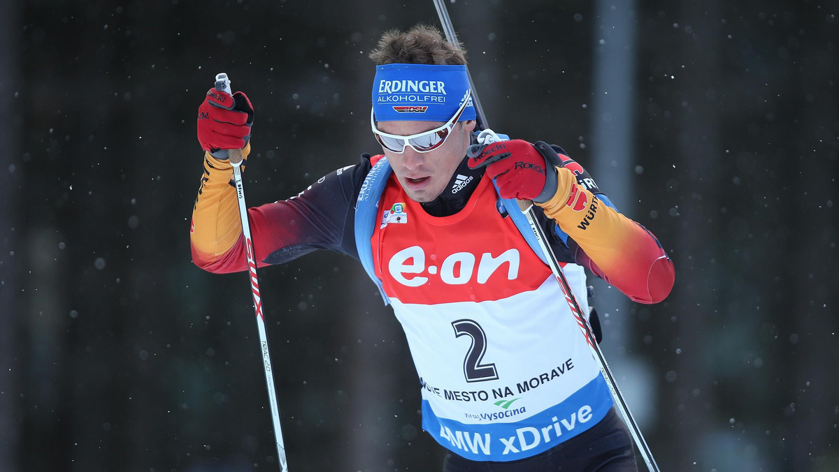Simon Schempp wygrał sprint biathlonowego Pucharu Świata w Hochfilzen. Bezbłędny na strzelnicy Niemiec wyprzedził o 9,9 s drugiego Francuza Martina Fourcade'a (1+0) i o 18,9 s trzeciego Norwega Tarjeia Boe (0+0). Najlepszy wynik w karierze osiągnął Mateusz Janik (1+0), który zdołał awansować do sobotniego biegu pościgowego (51. miejsce).