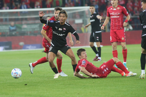 Zawodnik Widzewa Łódź Dominik Kun (P) i Takuta Oshima (L) z Cracovii podczas meczu 9. kolejki piłkarskiej Ekstraklasy