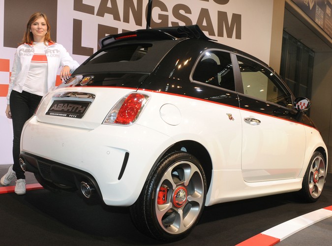 Essen Motor Show kręci się na całego! To prawdziwe targowisko próżności, mocy i błyszczących karoserii. Wystawa w Essen jest najbardziej oczekiwaną imprezą tuningową na świecie. Właśnie tam, jak do Mekki, ciągną fani najdziwniejszych czterech kółek…