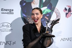 Sandra Kubicka obdarowała dziadka bardzo drogim prezentem. "Z wrażenia ledwo stoi" [WIDEO]