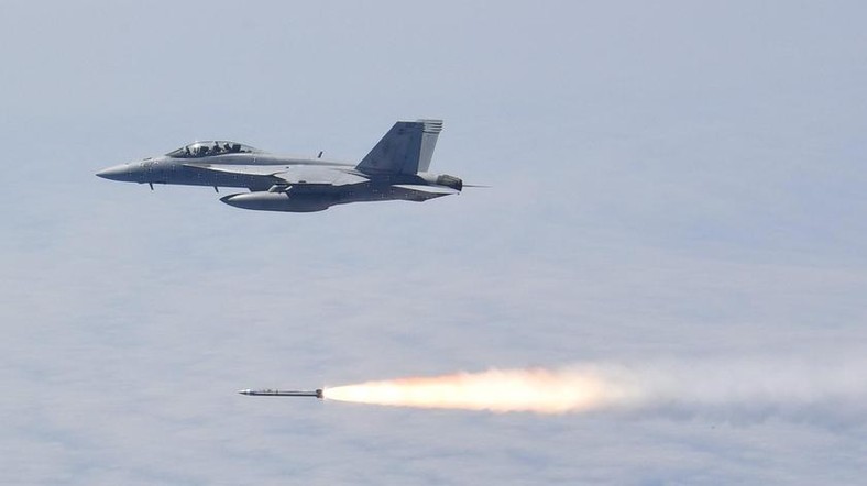 Pocisk AGM-88 AARGM-ER w trakcie testów (został wystrzelony z samolotu F/A-18 Super Hornet).