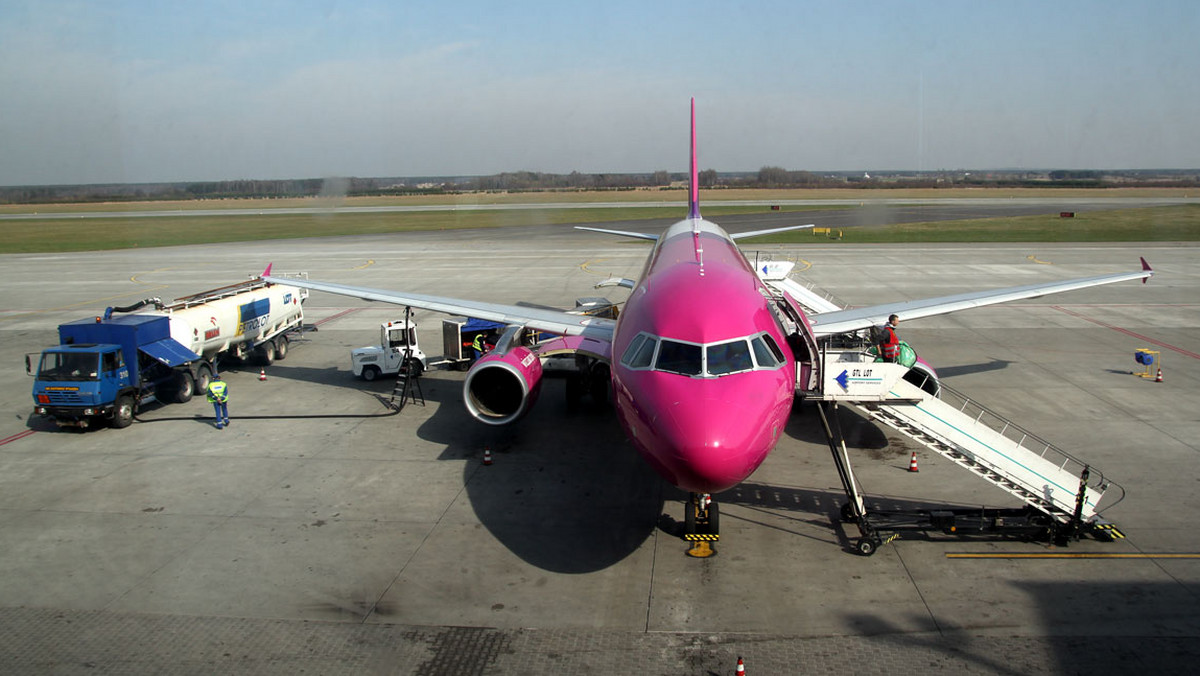Tanie linie lotnicze Wizz Air rozpoczęły 20 maja loty na nowej trasie z Portu Lotniczego Olsztyn-Mazury. Najnowsze połączenie między Mazurami a Oslo Torp w Norwegii odbywa się dwa razy w tygodniu, we wtorki i w soboty. Bilety są dostępne w sprzedaży na stronie przewoźnika, a ich ceny rozpoczynają się już od 19 zł (bilet w jedną stronę z podatkami i opłatami obowiązkowymi).