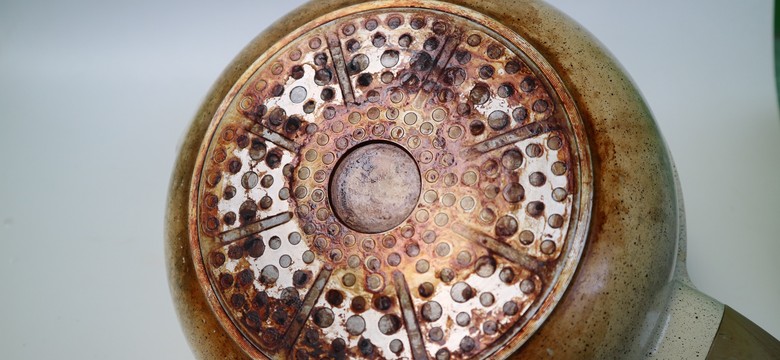 Rewelacyjny sposób na wyczyszczenie patelni. Będzie jak nowa