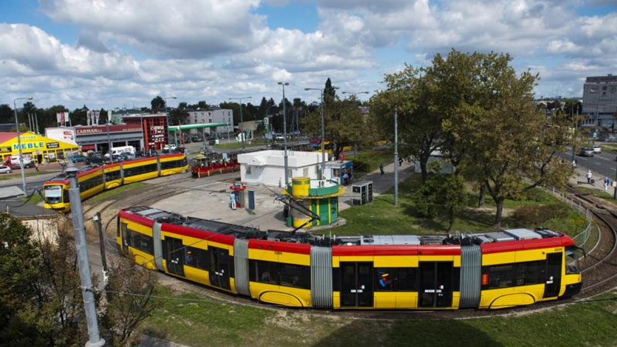 Tramwaje przez dwa tygodnie nie będą kursowały między placem Narutowicza a pętlami P+R Al. Krakowska i Banacha w Warszawie. Pasażerów wozić będzie zastępcza linia autobusowa. Ponadto na jeden weekend zostanie wyłączony ruchu tramwajowy na rondzie Radosława. W obu przypadkach przyczyną utrudnień są prace remontowe.