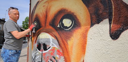 Podarowałem ludziom psie anioły na szczęście - mówi Adam Wirski "Kruk", artysta street artu, autor murali z Pabianic