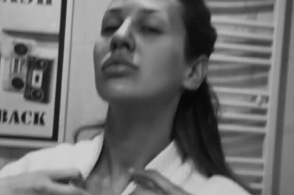 POMERA BADEMANTIL, IZVIRILE TETOVAŽE Supruga Sergeja Trifunovića se ovako sprema za proslavu rođendana, PIJE U TOALETU (VIDEO)