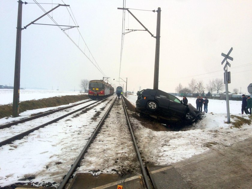 65-latek wjechał pod pociąg