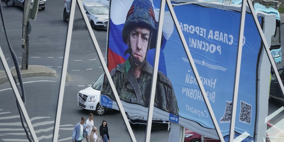 Billboard z portretem rosyjskiego żołnierza i słowami "Chwała bohaterom Rosji" w Petersburgu.