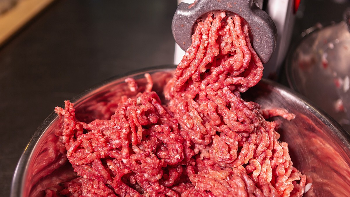 Iskusni mesari otkrili zbog čega mleveno meso ima bele tragove
