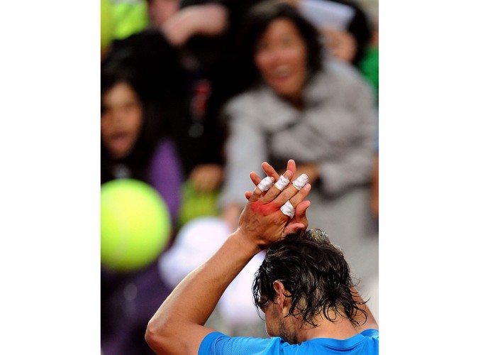 Hiszpan Rafael Nadal świętuje zwycięstwo nad Szwajcarem Stanislasem Wawrinką w ćwierćfinale turnieju Italian Open 30 kwietnia 2010