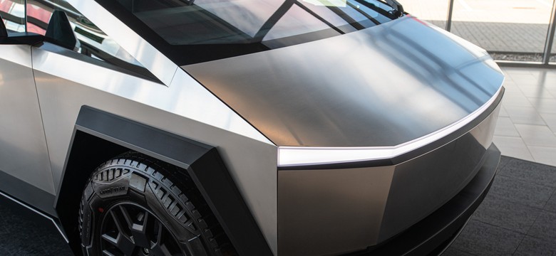 Właściciel Tesli cybertruck sprawdził, czy naprawdę jest kuloodporny. Spore zaskoczenie