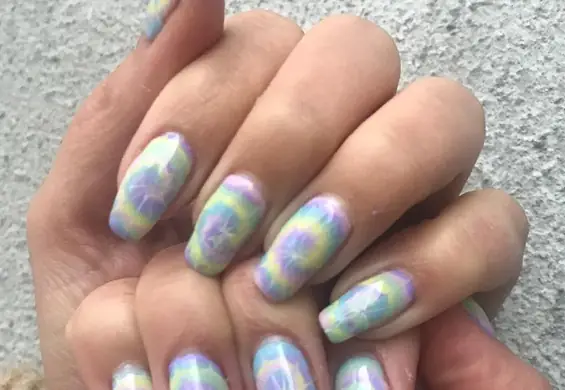 Tie dye nails - barwny i radosny manicure będzie na topie tej wiosny