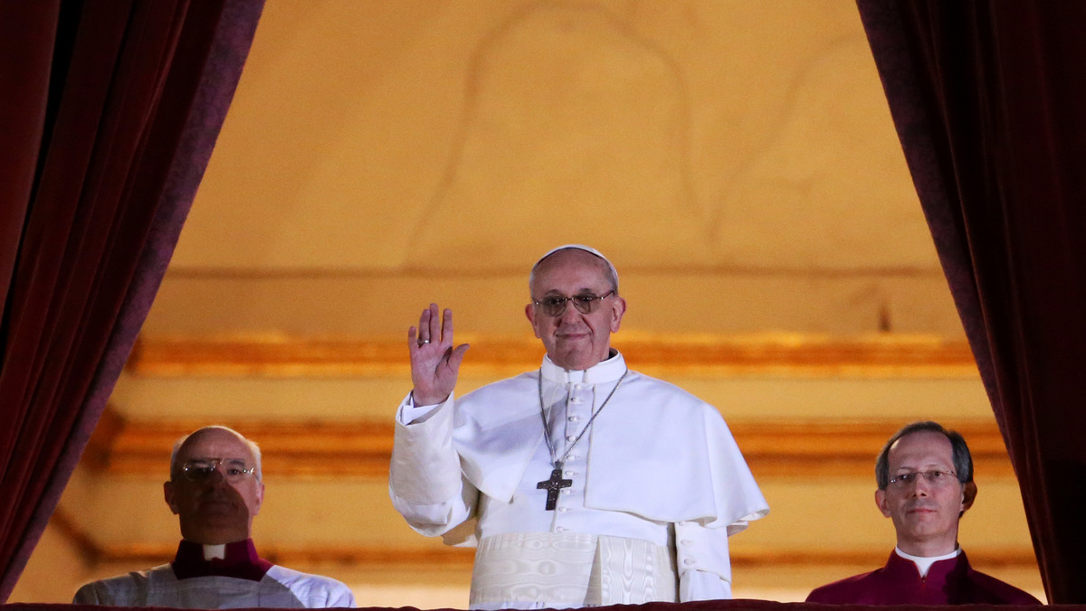 Miał być Włochem, mieć ciemną skórę lub przyjąć imię Piotr. Jorge Mario Bergoglio nie spełnił żadnego z tych warunków, a i tak sugeruje się, że będzie ostatnim papieżem w historii.