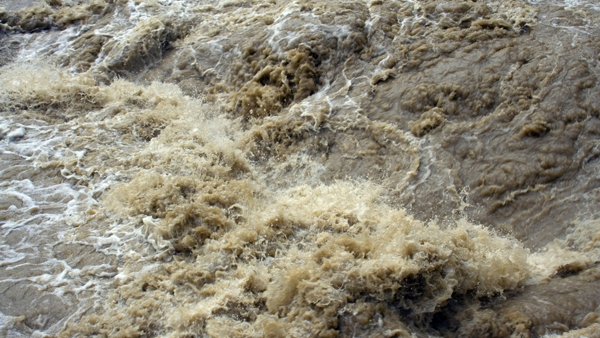 Stan alarmowy na rzece Drwęca w Brodnicy (woj. kujawsko-pomorskie) jest nadal przekroczony (o 14 cm) i wynosi 274 cm. Woda minimalnie opadła, gdyż jej najwyższy poziom w ostatnich dniach wynosił 277 cm.