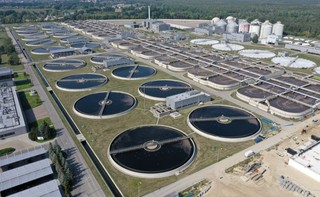 Warszawski ratusz: Woda z kranu nie zawiera bakterii, jej parametry nie zmieniły się po awarii