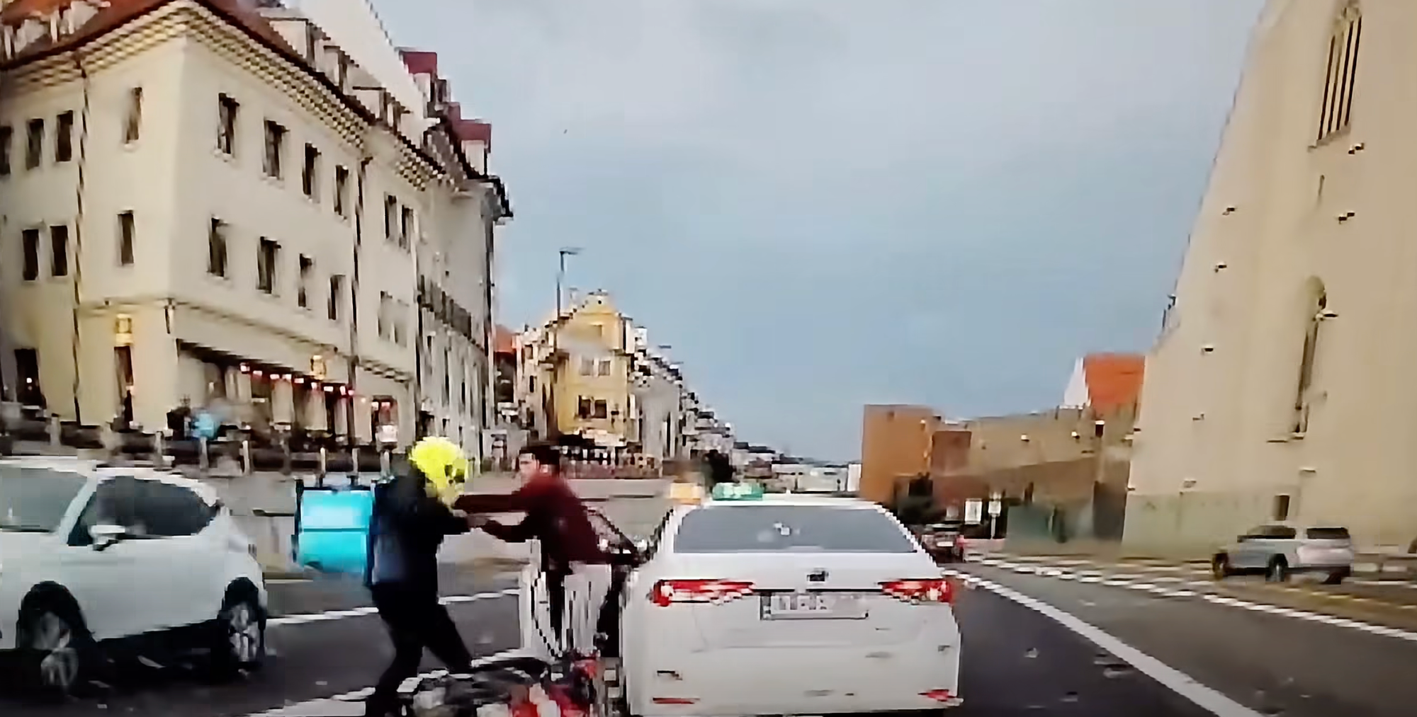 Na Moste SNP v Bratislave sa strhla bitka.