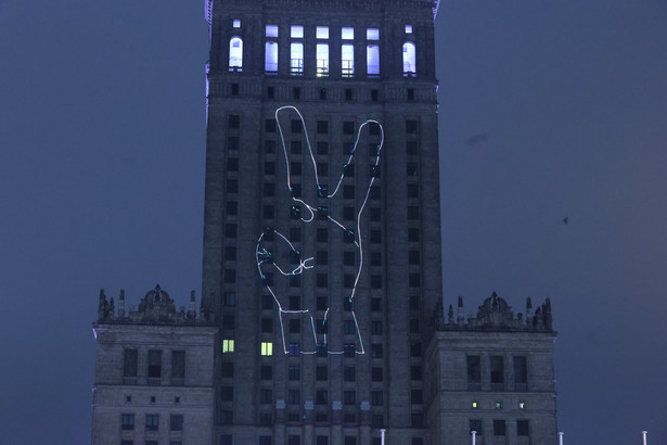 Symbole Strajku Kobiet i Solidarności na Pałacu Kultury i Nauki