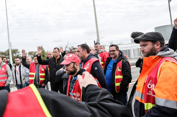 Pracownicy rafinerii głosują za kontynuowaniem blokady w Dunkierce we Francji