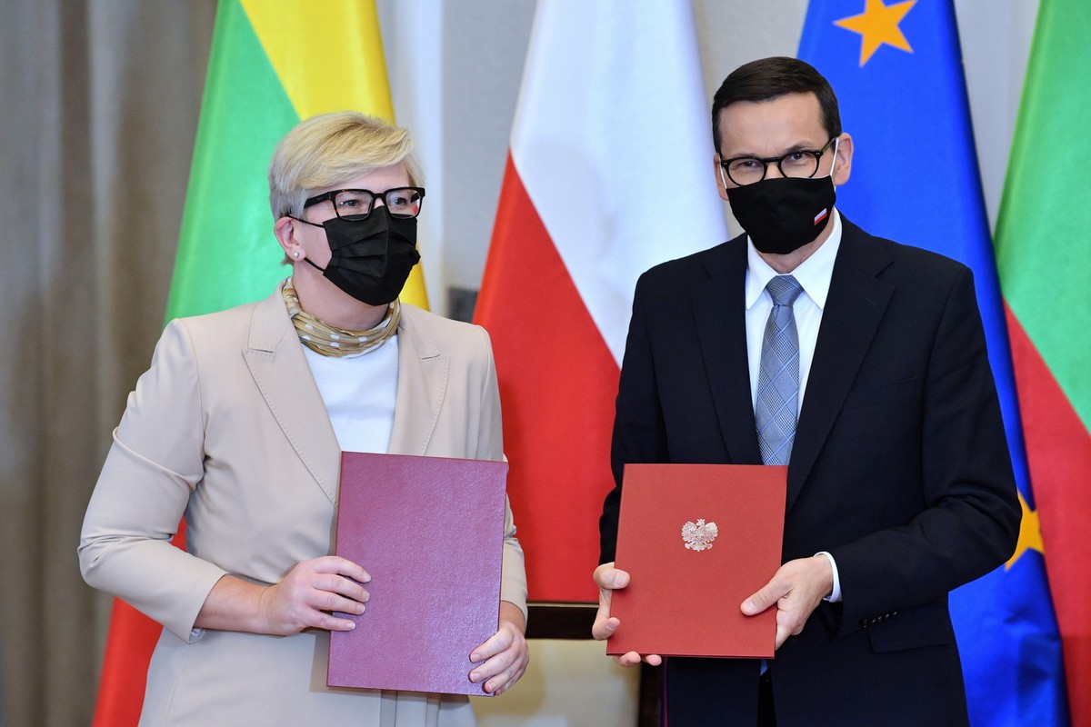 Warszawa, 17.09.2021. Premier Mateusz Morawiecki (P) i premier Republiki Litewskiej Ingrida Simonyte (L) podczas konferencji prasowej w ramach polsko–litewskich konsultacji międzyrządowych, 17 bm. w Warszawie. (aldg) PAP/Radek Pietruszka