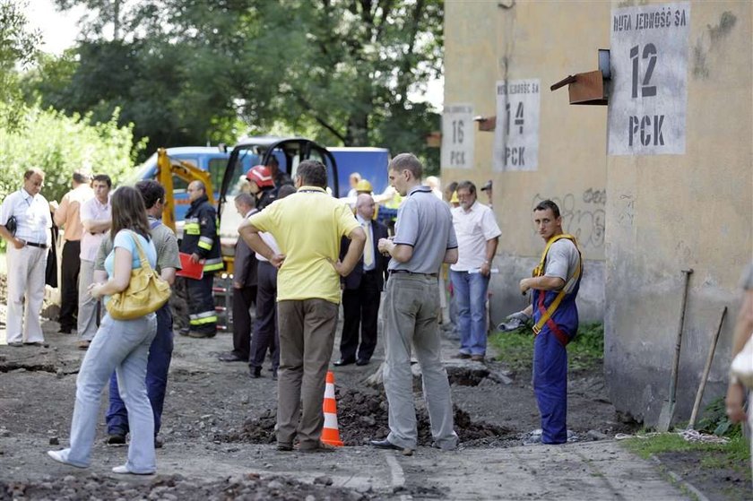 Zapadła się ziemia przed blokiem