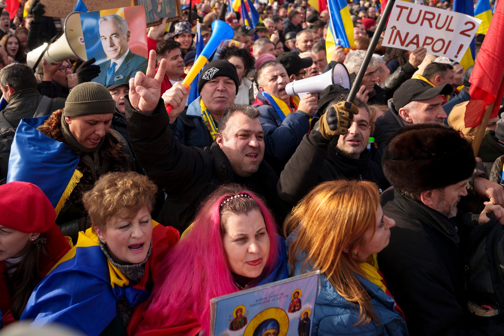 Tisíce Rumunov protestovali pred parlamentom v Bukurešti proti decembrovému rozhodnutiu rumunského ústavného súdu anulovať výsledky novembrového prvého kola prezidentských volieb.