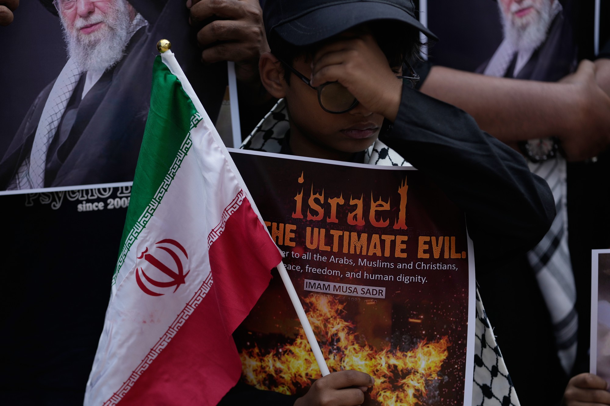 Šiitskí moslimovia držia obraz iránskeho najvyššieho vodcu ajatolláha Alího Chameneího počas protestu proti USA a Izraelu.
