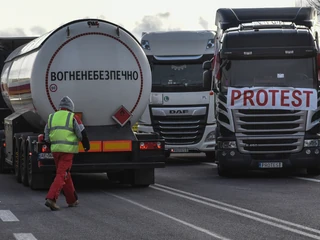 Kolejka tirów przed przejściem granicznym z Ukrainą w Hrebennem