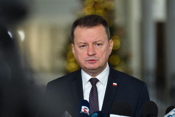 Przewodniczący KP PiS Mariusz Błaszczak podczas konferencji prasowej w Sejmie