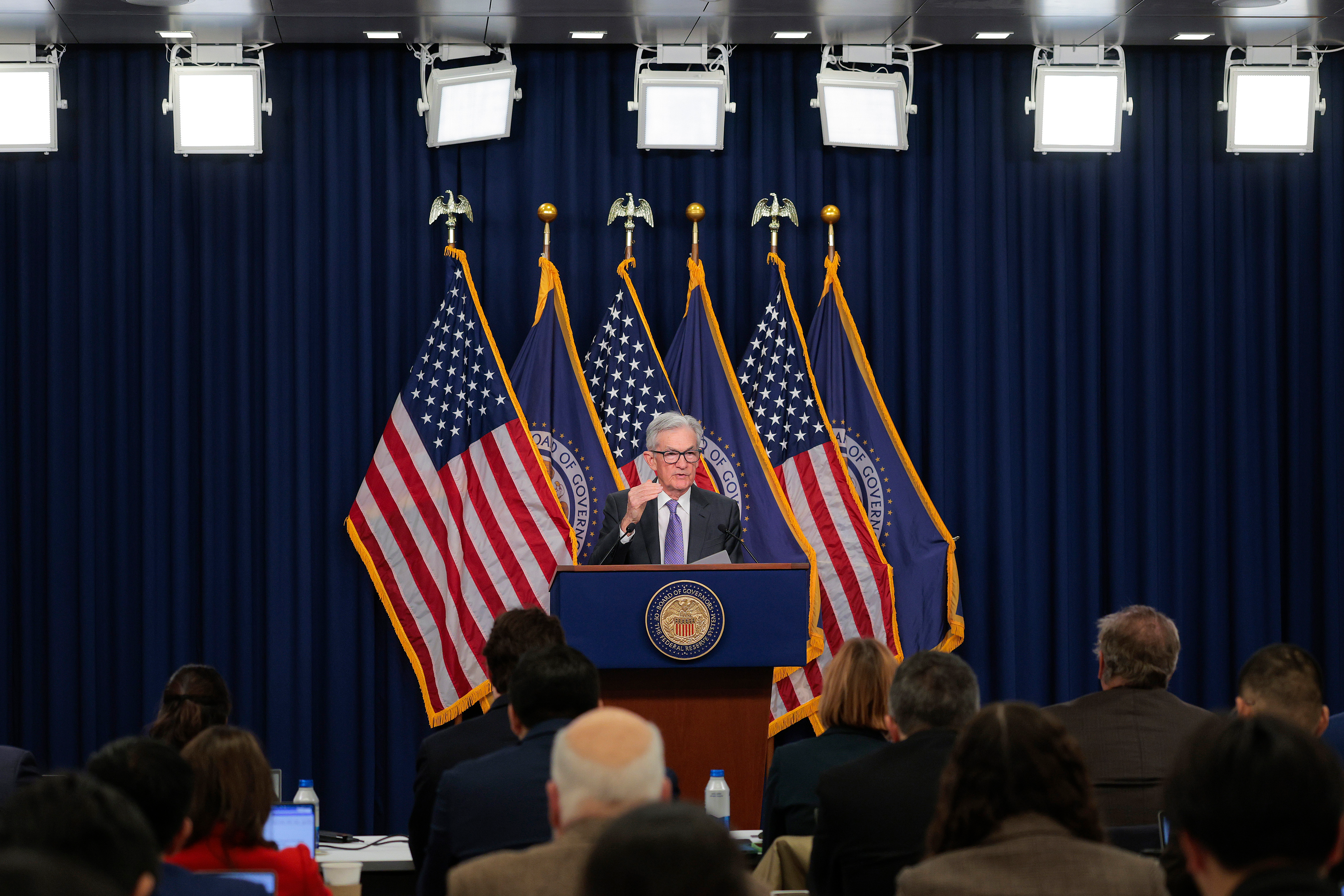 Fed taglia i tassi al 3,5%: Powell frena, mercati in calo