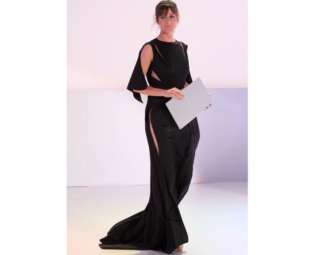 Mocno powycinana czarna suknia Mai Ostaszewskiej