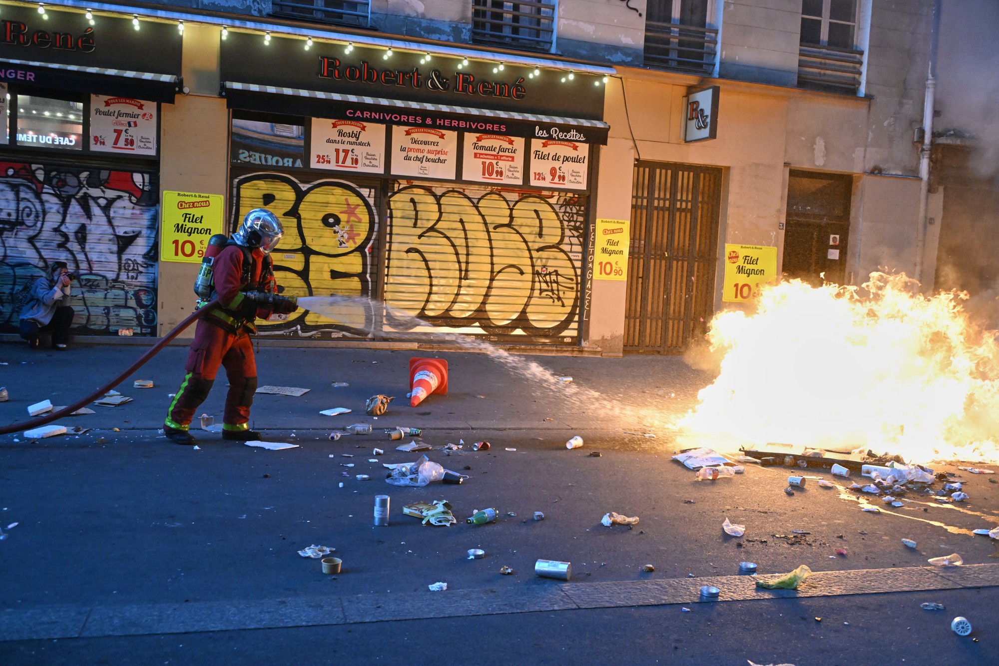 Protesty vo Francúzsku sprevádzali násilnosti a požiare. 
