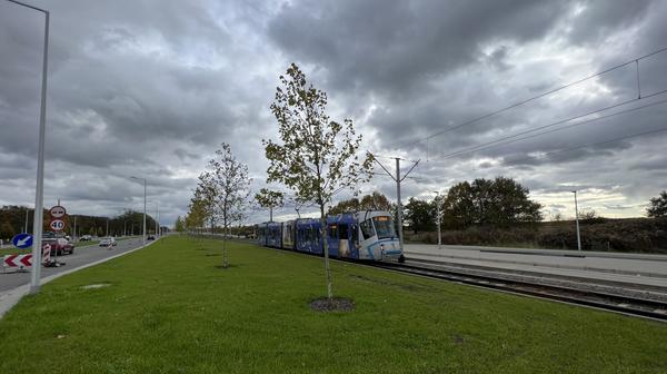 Ulica Kosmonautów po przebudowie to nowe torowisko, jezdnie, drogi rowerowe, chodniki i zieleń