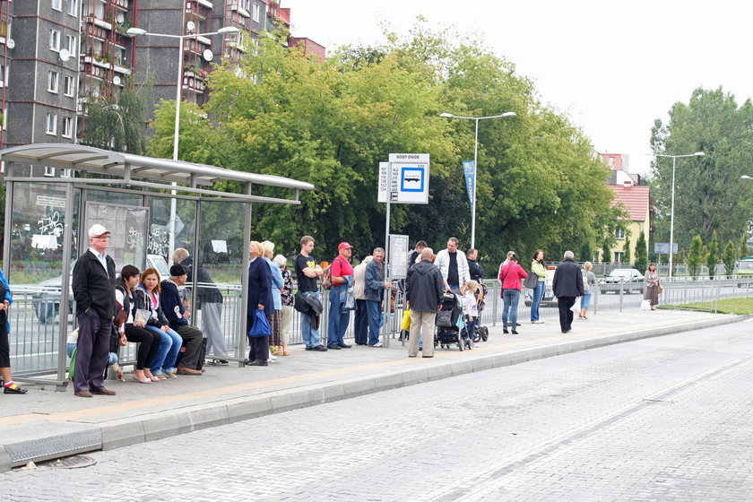 Pasażerowie czekający na przystanku na autobus