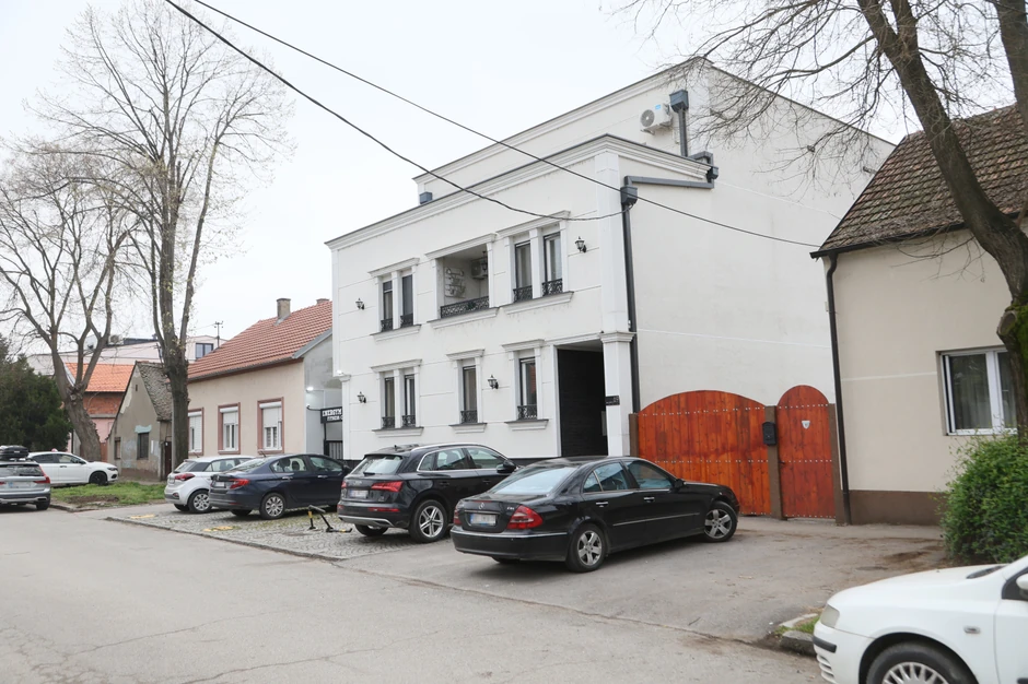 U ovoj kući se nalazi teretana na koju je bačena bomba