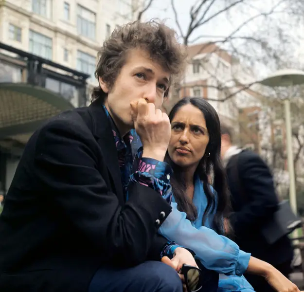 Bob Dylan i piosenkarka Joan Baez w 1965 roku Fot. EAST NEWS