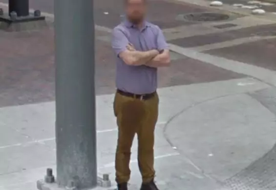 Hitowe zdjęcie z Google Street View: czy ten mężczyzna popuścił? Bohater ujęcia tłumaczy się