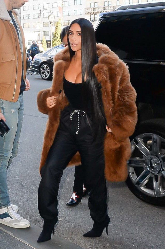 Kim Kardashian w wielkim futrze