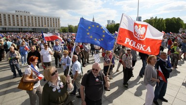 Wspólny marsz KOD i opozycji na czołówkach światowych mediów. Jak go komentują?