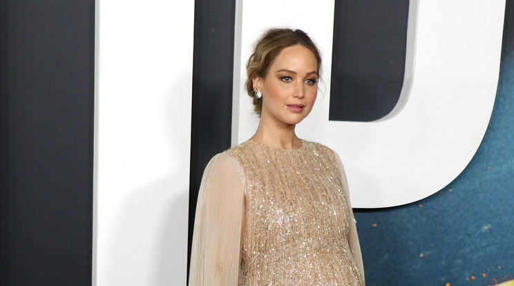 Jennifer Lawrence várandósan új sorozata premierjén /Fotó: Northfoto