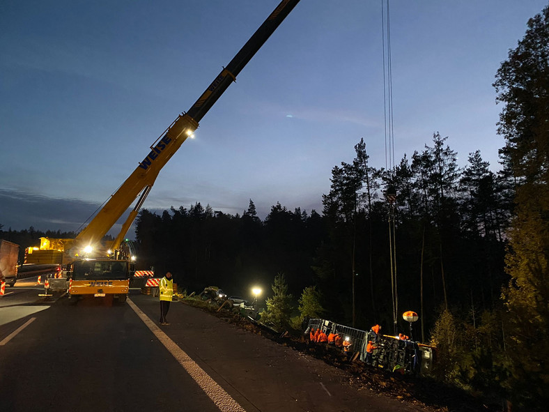 Ciężarówka przewożąca 30-metrowy tramwaj miała wypadek w Niemczech