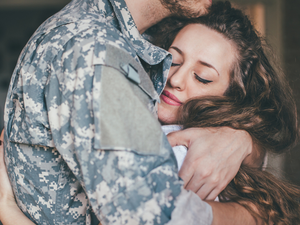 Büszkeség, állandó rettegés, magányos ünnepek - katonafeleségek élete a frontvonalon túl