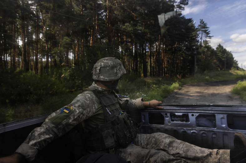 Żołnierz piechoty 14. Samodzielnej Brygady Zmechanizowanej przewieziony na stanowisko bojowe w pobliżu Kupiańska po leczeniu z powodu rany odłamkowej odniesionej podczas ataku. Po oczyszczeniu rany żołnierz zdecydował się wrócić do swojej jednostki i kontynuować walkę, Ukraina, 12 lipca 2023 r
