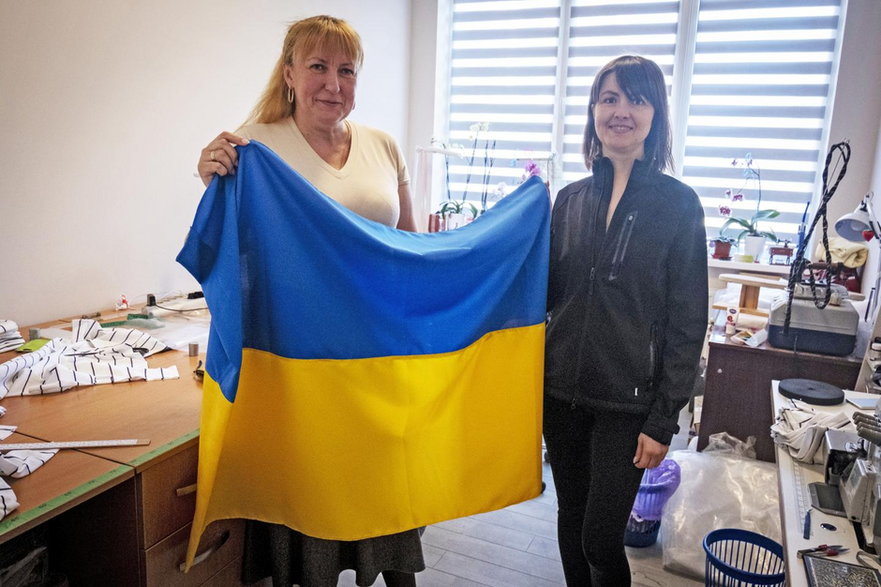 Olena i Natalia szyją w swoim studiu na osiedlu Warszawskim w Kijowie bieliznę dla żołnierzy