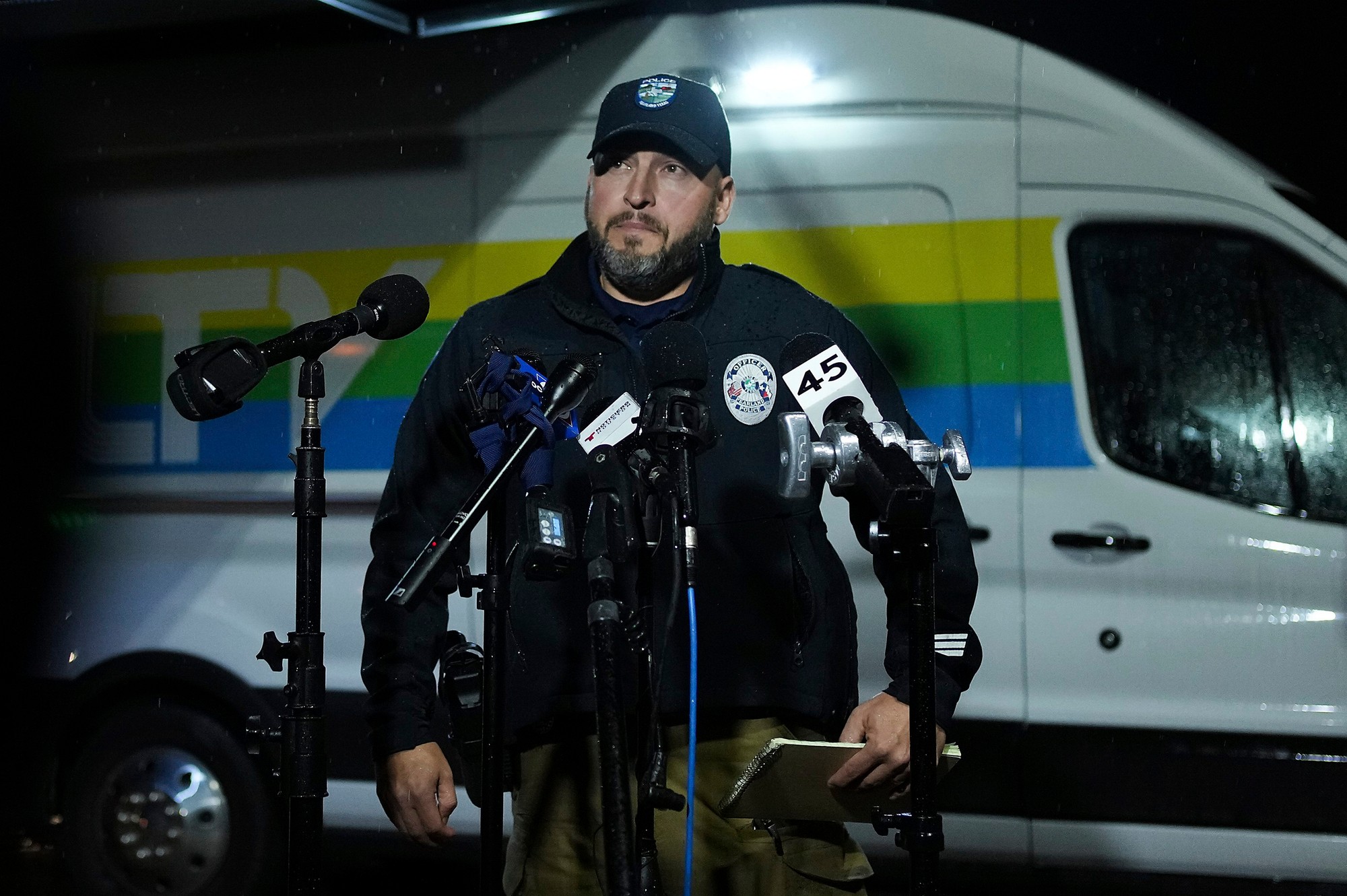 Dôstojník policajného oddelenia v Pearlande Chad Rogers vydal vyhlásenie pre médiá po streľbe.